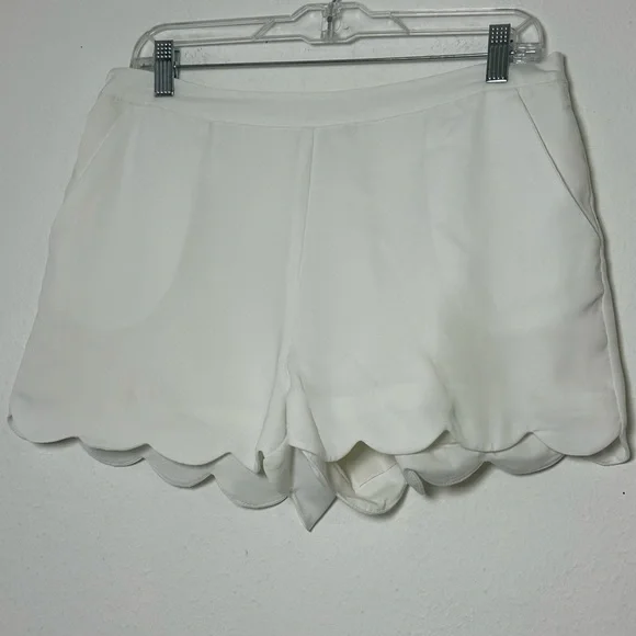 The Impeccable Pig White Scalloped High Waist Shorts With Elastic on Waist - Picture 2 of 11